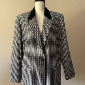 Sag Harbor Houndstooth Wool blazer, Black White, Size 16, Black suede collar.